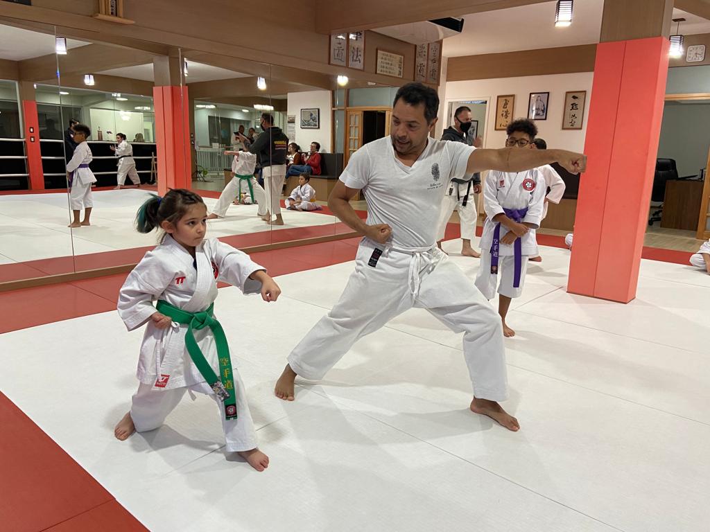Atleta Fiorella Bonaguro recebendo ensinamentos de seu sensei Francisco Santiago