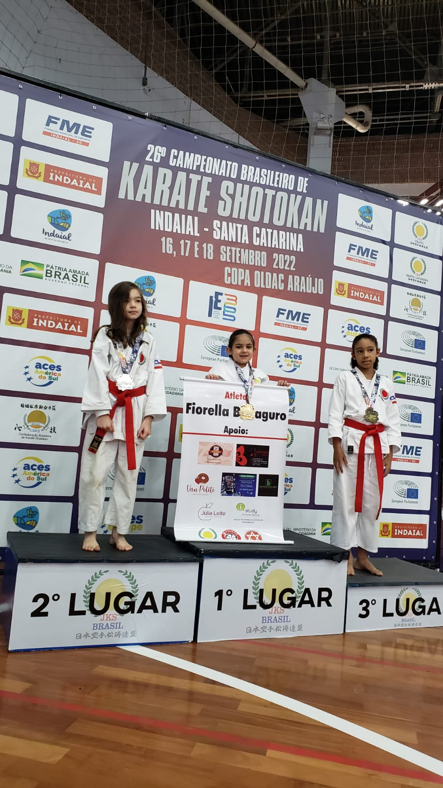 Atleta Fiorella Bonaguro no Podium - 1º Lugar - no Campeonato Brasileiro de Karate