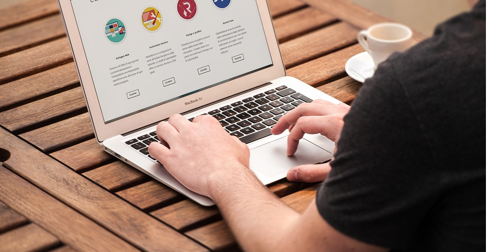 Sites feitos profissionalmente ou construtor de sites