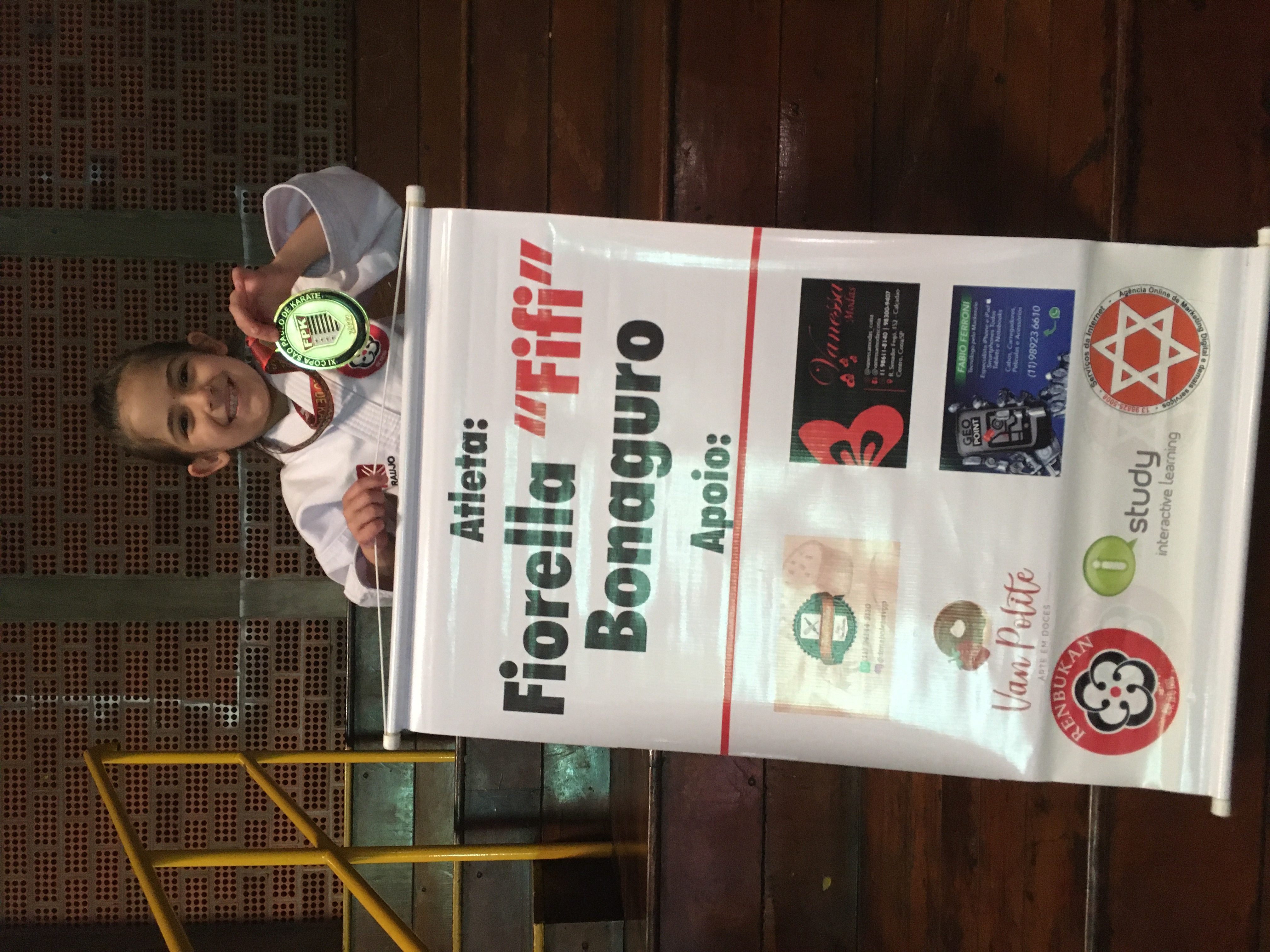 Atleta Fiorella Bonaguro e apoiadores