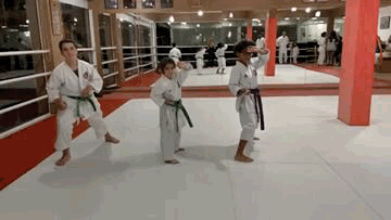Da esquerda para direita: Juan, Atleta Fiorella Bonaguro e atleta yago Seto , treinando no Dojo Renbukan Brasil