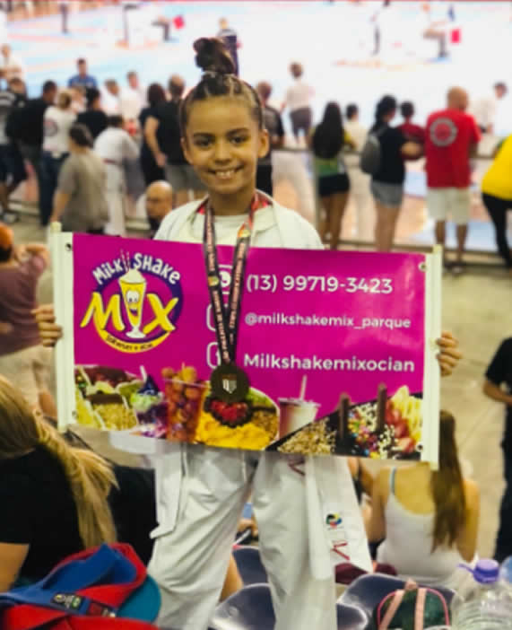 Atleta Eloisa Dias Divulgando empresa