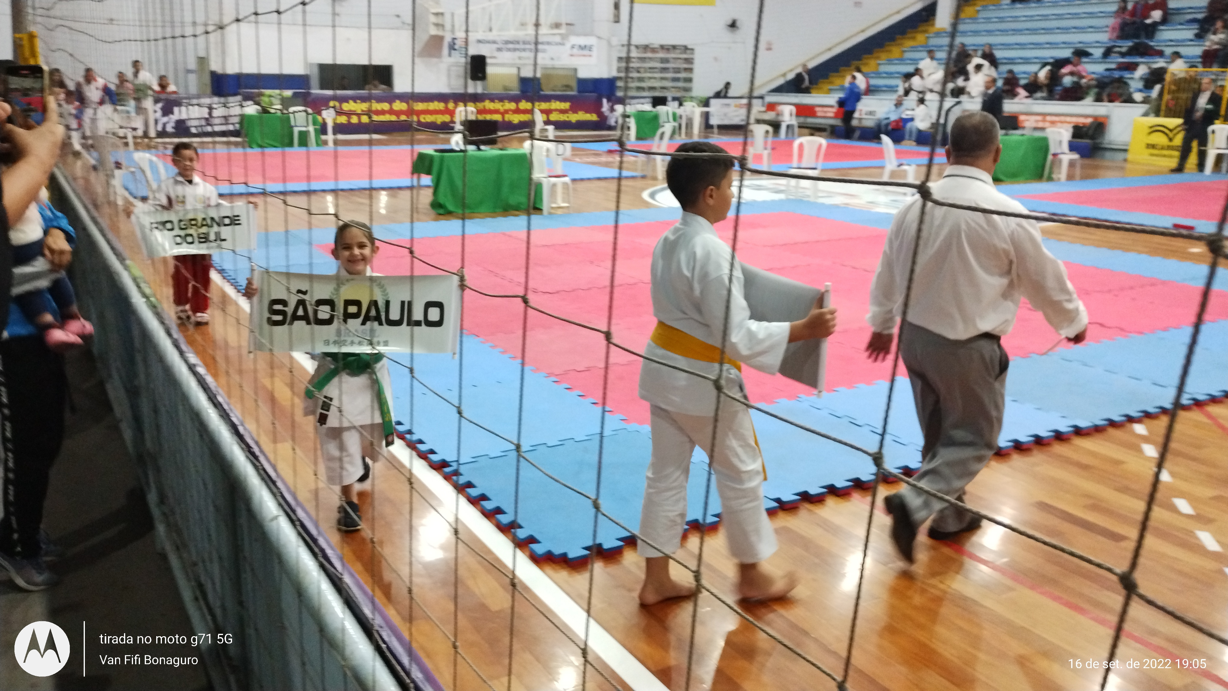 26 campeonato de karate shotokan idaial santa catarina - Atleta Fiorella Bonaguro com a placa de São Paulo